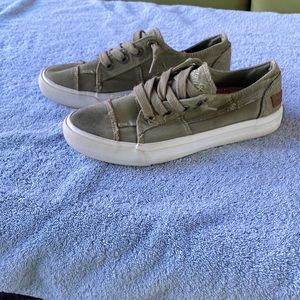 Blowfish grey green. No tie just slip.only wore on season